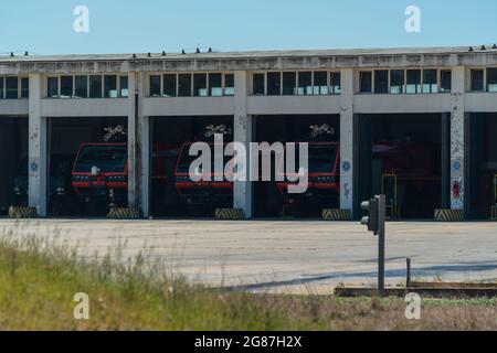 Eine Gruppe von Feuerwehrautos parkte in der Garage und war bereit anzurufen, um bei einem Brand zu helfen. Notdienst am Flughafen. Stockfoto