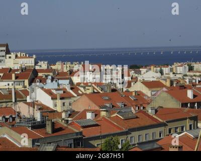 Lissabon, Lissabon Portugal. Juli 2021. (INT) Blick vom Aussichtspunkt Penha de Franca in Lissabon. 17. Juli 2021, Lissabon, Portugal: Blick vom Standpunkt Penha de Franca in Lissabon, am Samstag (17), inmitten einer Coronavirus-Pandemie. Bild: Edson de Souza/TheNews2 (Bild: © Edson De Souza/TheNEWS2 via ZUMA Press Wire) Stockfoto