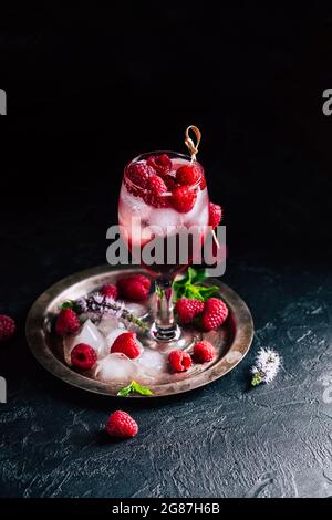 Köstlicher alkoholischer Cocktail mit Himbeeren und Wodka Stockfoto
