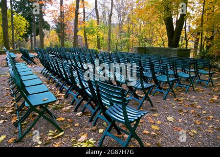 Hochzeitsfeier mit grünen Stühlen im Freien im Garten Stockfoto