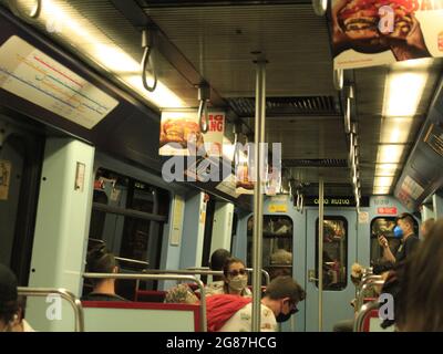 Lissabon, Lissabon Portugal. Juli 2021. (INT) Bewegung von Menschen in öffentlichen Verkehrsmitteln und Lissabons Sehenswürdigkeiten. 17. Juli 2021, Lissabon, Portugal: Bewegung von Menschen mit öffentlichen Verkehrsmitteln und Lissabon-Sehenswürdigkeiten inmitten einer Coronavirus-Pandemie, am Samstag (17). Bild: Edson de Souza/TheNews2 (Bild: © Edson De Souza/TheNEWS2 via ZUMA Press Wire) Stockfoto