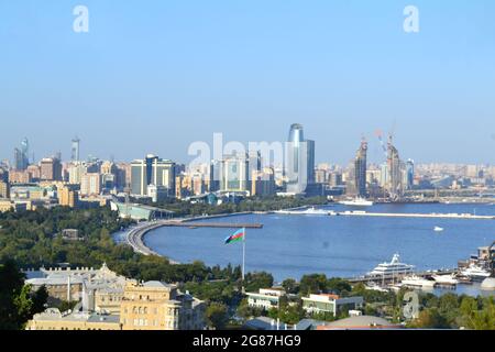 Baku City Icon Blick Panorama-Stadtbild mit aserbaidschan Flagge und kaspisches Meer. Moderne und alte Gebäude Stockfoto