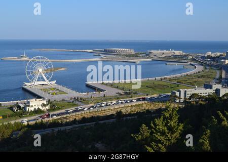 Blick auf die Stadt Baku Panoramablick auf die Stadt mit dem kaspischen Meer. Moderne und alte Gebäude Stockfoto