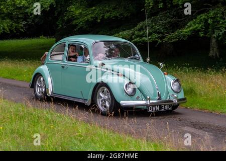 Ein 1965 Volkswagen Beetle 1200 Auto aus den 60er Jahren im grünen Vintage-Stil bei der ‘The Cars the Star Show“ in Holker Hall & Gardens, Grange-over-Sands, Großbritannien Stockfoto