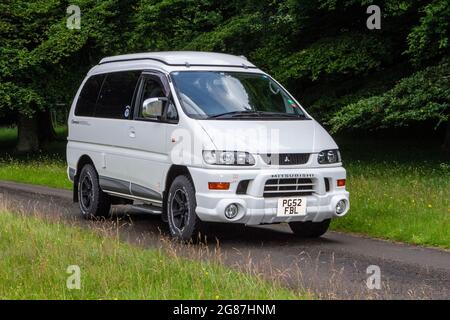 2003 weiße Mitsubishi Delica auf der ‘The Cars The Star Show“ in Holker Hall & Gardens, Grange-over-Sands, Großbritannien Stockfoto