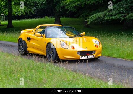 1998 90s gelbes Lotus Elise 5 Geschwindigkeitshandbuch auf der ‘The Cars The Star Show“ in Holker Hall & Gardens, Grange-over-Sands, Großbritannien Stockfoto