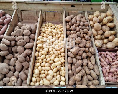 Britische Farm Shop Display zeigt eine Vielzahl von Kartoffeln zum Verkauf Stockfoto