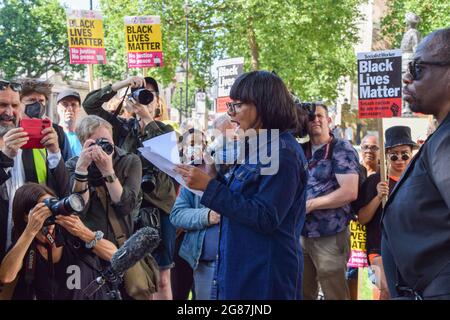 London, Großbritannien. Juli 2021. Die Abgeordnete der Labour-Partei, Diane Abbott, sprach bei der Kundgebung. Demonstranten hielten Reden und knieten vor der Downing Street in Solidarität mit den englischen Fußballspielern Marcus Rashford, Bukayo Saka und Jadon Sancho, nachdem das Trio nach dem EM 2020-Finale zwischen England und Italien rassistische Online-Misshandlungen erhalten hatte. Stockfoto