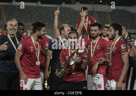 Casca, Marokko. Juli 2021. Al Ahlys Walid Soliman hält die Trophäe, während sein Team den Gewinn des CAF Champions League-Finales gegen Kaizer Chiefs im Mohamed V Stadium feiert. Kredit: Stringer/dpa/Alamy Live Nachrichten Stockfoto