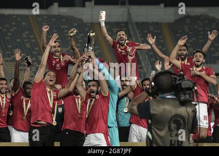 Casca, Marokko. Juli 2021. Die Spieler von Al Ahly feiern den Gewinn des CAF Champions League Final Fußballmatches gegen Kaizer Chiefs im Mohamed V Stadium. Kredit: Stringer/dpa/Alamy Live Nachrichten Stockfoto