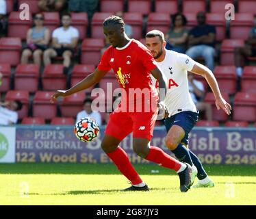 Leyton, Großbritannien. Juli 2021. LONDON, ENGLAND - 17. JULI: Shadrach Ogie von Leyton Orient während der JE3 Foundation Trophy zwischen Leyton Orient und Tottenham Hotspur am 17. Juli 2021 im Breyer Group Stadium, Leyton, UK Credit: Action Foto Sport/Alamy Live News Stockfoto
