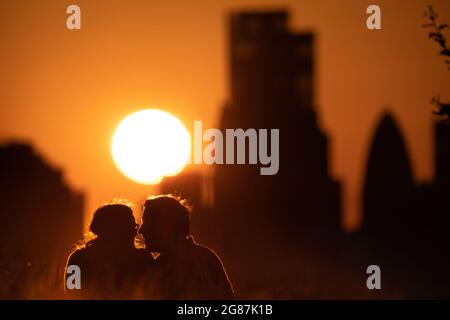 London, Großbritannien. Juli 2021. Wetter in Großbritannien: Dramatischer Sonnenuntergang von der Spitze des Greenwich Parks, da die Hitzewaltemperaturen der Stadt am Sonntag bis zu 33 Grad Celsius betragen, während die heiße Luft von den Azoren aufbläst. Kredit: Guy Corbishley/Alamy Live Nachrichten Stockfoto