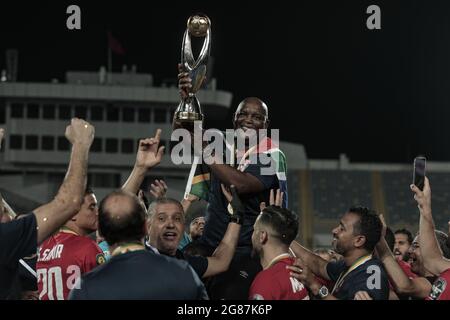 Casca, Marokko. Juli 2021. Al Ahly-Cheftrainer Pitso Mosimane hält die Trophäe hoch, während sein Team im Mohamed V Stadium den Gewinn des CAF Champions League-Finales gegen Kaizer Chiefs feiert. Kredit: Stringer/dpa/Alamy Live Nachrichten Stockfoto