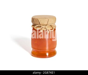 Stau in einem Glasgefäß isoliert auf weißem Hintergrund. Saftige hausgemachte Fruchtmarmelade. Stockfoto