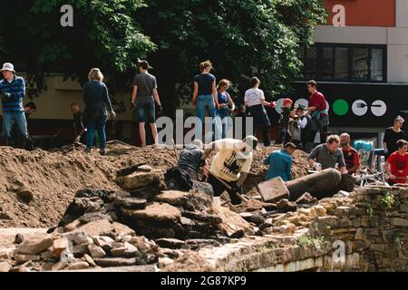 Bad Münstereifel, Deutschland. Juli 2021. Am 17. Juli 2021 wird im westdeutschen Bad Münstereifel eine durch Überschwemmungen beschädigte Straße befahren. Die Zahl der Todesopfer durch schwere Überschwemmungen in Westdeutschland erreichte am Samstagnachmittag 141, berichtete die Deutsche Presseagentur (dpa). Quelle: Tang Ying/Xinhua/Alamy Live News Stockfoto