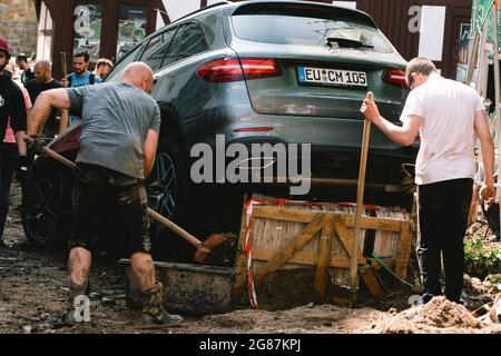 Bad Münstereifel, Deutschland. Juli 2021. Am 17. Juli 2021 wird im westdeutschen Bad Münstereifel eine durch Überschwemmungen beschädigte Straße befahren. Die Zahl der Todesopfer durch schwere Überschwemmungen in Westdeutschland erreichte am Samstagnachmittag 141, berichtete die Deutsche Presseagentur (dpa). Quelle: Tang Ying/Xinhua/Alamy Live News Stockfoto