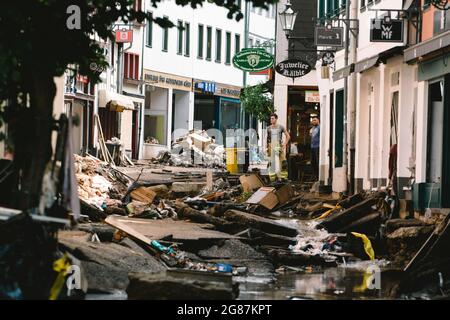 Bad Münstereifel, Deutschland. Juli 2021. Das am 17. Juli 2021 aufgenommene Foto zeigt eine bei Überschwemmungen beschädigte Straße in Bad Münstereifel. Die Zahl der Todesopfer durch schwere Überschwemmungen in Westdeutschland erreichte am Samstagnachmittag 141, berichtete die Deutsche Presseagentur (dpa). Quelle: Tang Ying/Xinhua/Alamy Live News Stockfoto