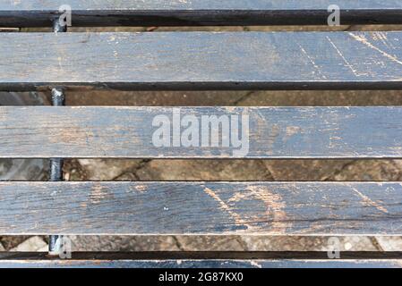 Alte Bretter. Nahaufnahme abgenutzter und verwitterter Planken auf einer Bank. Als Hintergrund für eine Plakatwand, Postkarte, Design. Stockfoto