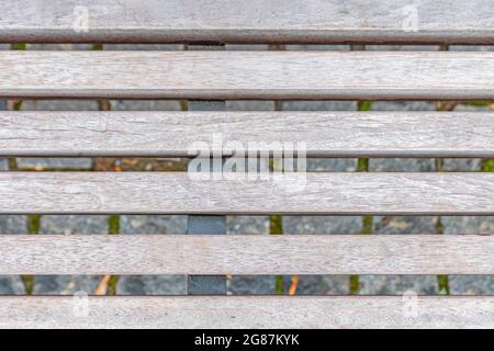 Alte Bretter. Nahaufnahme abgenutzter und verwitterter Planken auf einer Bank. Als Hintergrund für eine Plakatwand, Postkarte, Design. Stockfoto