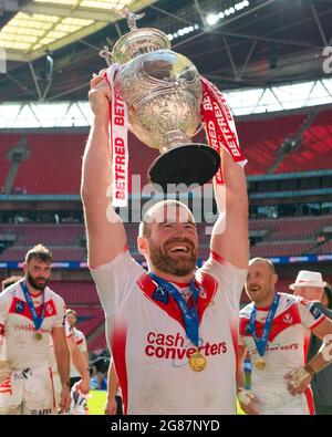 Kyle Amor (16) von St. Helens feiert mit dem Challenge Cup Stockfoto