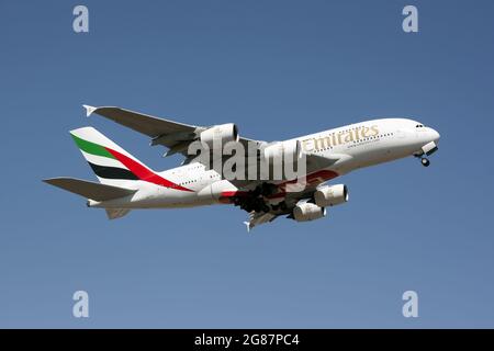 Rom, Italien. Juli 2021. Ein Emirates Airbus 380-800, der den Flughafen Rom Fiiumicino verlässt. (Bild: © Fabrizio Gandolfo/SOPA Images via ZUMA Press Wire) Stockfoto