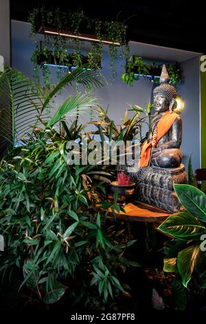 buddha-Statue im Innengarten in der modernen tropischen Bar in bangkok, thailand Stockfoto