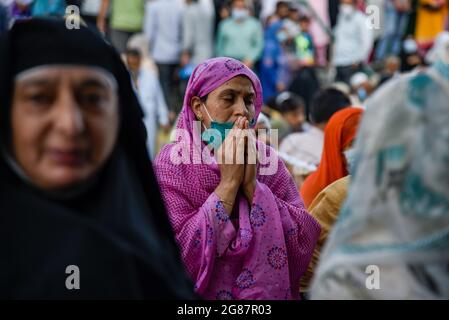 Srinagar, Indien. Juli 2021. Eine muslimische Frau aus Kaschmir betet vor dem Heiligtum des Sufi-Heiligen Syed Ali Hamadani während seines urs in Srinagar. Hunderte von Muslimen aus Kaschmir versammelten sich in Schreinen, um des Todestages eines berühmten Sufi-Heiligen, mir Syed Ali Hamadani, zu gedenken. (Foto von Idrees Abbas/SOPA Images/Sipa USA) Quelle: SIPA USA/Alamy Live News Stockfoto