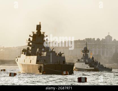 Die Fregatte der russischen Marine „Admiral Kasatonov“ und die Raketenabwehrkette „Zeljony Dol“ am Fluss Newa, in der Nähe des Dvortsovaya-Damms, St. Petersburg, Russland Stockfoto