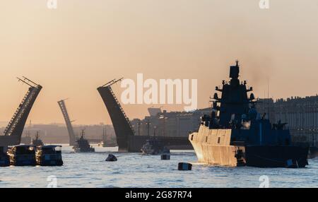 Fregatte der russischen Marine „Admiral Kasatonov“ am Fluss Newa, in der weißen Nacht, gegenüber der erhöhten Dvortsovyi-Brücke, St. Petersburg, Russland Stockfoto