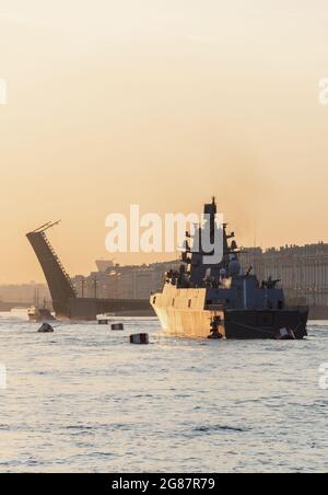 Fregatte der russischen Marine „Admiral Kasatonov“ am Fluss Newa, gegenüber der hochgesteckten Dvortsovyi-Brücke, St. Petersburg, Russland Stockfoto