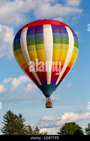 Marathon City, Wisconsin, USA, 9. Juli 2021, Taste N Glow Balloon Fest westlich von Wausau. Vertikal Stockfoto