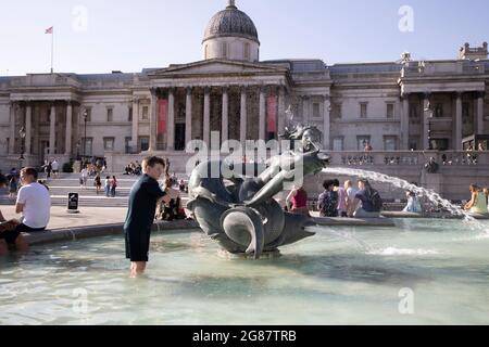 London, Großbritannien. Juli 2021. Ein kleiner Junge wird im Springbrunnen am Trafalgar Square vor einer Mini-Hitzewelle gesehen, die Großbritannien am Wochenende treffen wird, gefolgt von einem heftigen Sturm. Die Temperatur wird am Sonntag über 30 Grad celsius steigen und damit der bisher heißeste Tag des Jahres sein. Kredit: SOPA Images Limited/Alamy Live Nachrichten Stockfoto