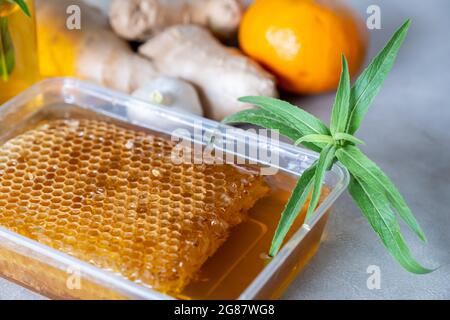 Mischungen von Honig, Ingwer und Knoblauch, die in der Kälte nützlich und erfrischend für den Körper sind Stockfoto