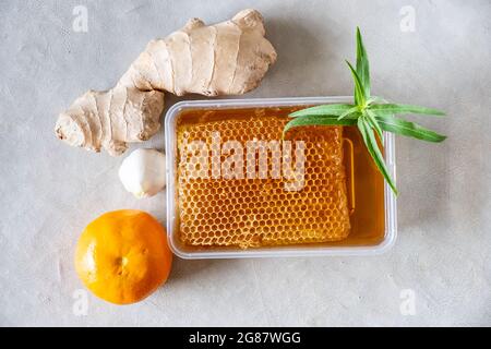 Mischungen von Honig, Ingwer und Knoblauch, die in der Kälte nützlich und erfrischend für den Körper sind Stockfoto