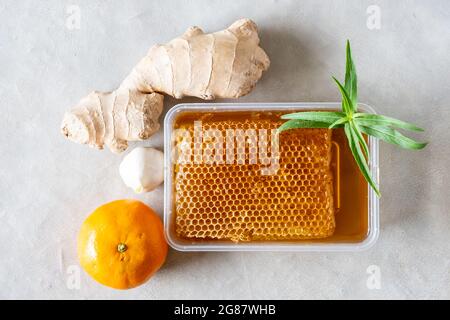 Mischungen von Honig, Ingwer und Knoblauch, die in der Kälte nützlich und erfrischend für den Körper sind Stockfoto