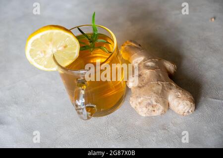 Mischungen von Honig, Ingwer und Knoblauch, die in der Kälte nützlich und erfrischend für den Körper sind Stockfoto