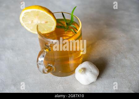 Mischungen von Honig, Ingwer und Knoblauch, die in der Kälte nützlich und erfrischend für den Körper sind Stockfoto