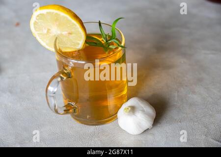 Mischungen von Honig, Ingwer und Knoblauch, die in der Kälte nützlich und erfrischend für den Körper sind Stockfoto