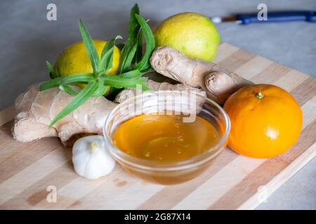 Mischungen von Honig, Ingwer und Knoblauch, die in der Kälte nützlich und erfrischend für den Körper sind Stockfoto