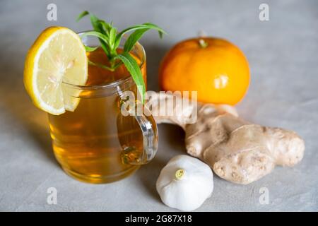 Mischungen von Honig, Ingwer und Knoblauch, die in der Kälte nützlich und erfrischend für den Körper sind Stockfoto