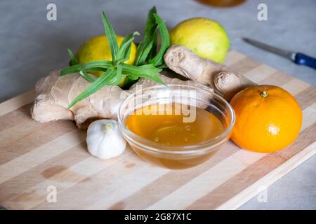 Mischungen von Honig, Ingwer und Knoblauch, die in der Kälte nützlich und erfrischend für den Körper sind Stockfoto