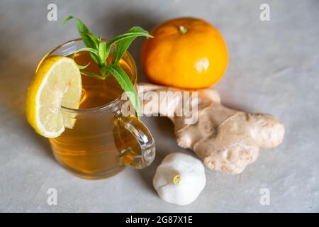 Mischungen von Honig, Ingwer und Knoblauch, die in der Kälte nützlich und erfrischend für den Körper sind Stockfoto