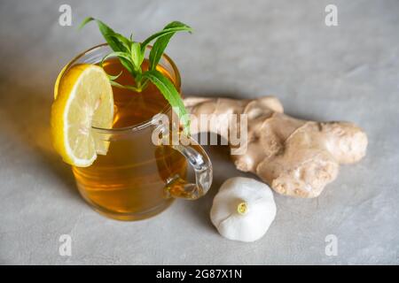 Mischungen von Honig, Ingwer und Knoblauch, die in der Kälte nützlich und erfrischend für den Körper sind Stockfoto