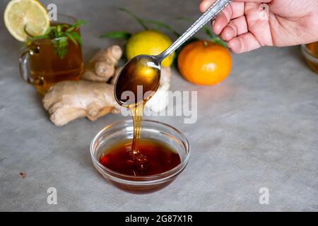 Mischungen von Honig, Ingwer und Knoblauch, die in der Kälte nützlich und erfrischend für den Körper sind Stockfoto