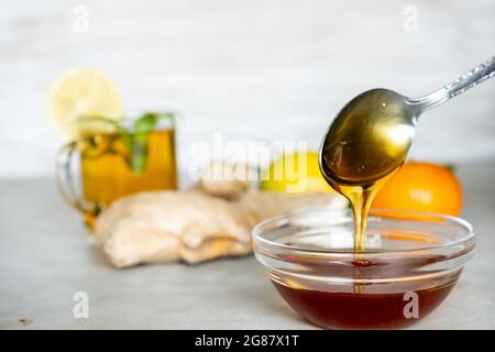 Mischungen von Honig, Ingwer und Knoblauch, die in der Kälte nützlich und erfrischend für den Körper sind Stockfoto