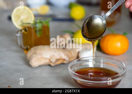 Mischungen von Honig, Ingwer und Knoblauch, die in der Kälte nützlich und erfrischend für den Körper sind Stockfoto