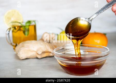 Mischungen von Honig, Ingwer und Knoblauch, die in der Kälte nützlich und erfrischend für den Körper sind Stockfoto