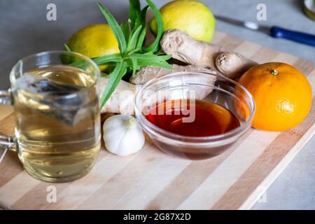 Mischungen von Honig, Ingwer und Knoblauch, die in der Kälte nützlich und erfrischend für den Körper sind Stockfoto