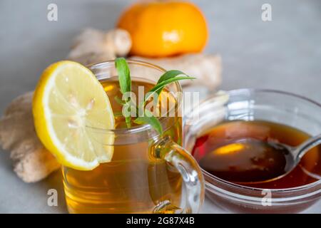 Mischungen von Honig, Ingwer und Knoblauch, die in der Kälte nützlich und erfrischend für den Körper sind Stockfoto