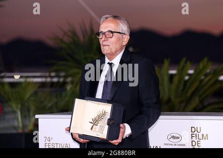 Cannes, Frankreich. Juli 2021. CANNES - JULI 17: Marco Bellocchio posiert mit dem 'Honorary Award' beim Fotocall The Palme D'Or Winnerin während der 74. Filmfestspiele von Cannes am 17. Juli 2021 im Palais des Festivals in Cannes, Frankreich. (Foto von Lyvans Boolaky/ÙPtertainment/Sipa USA) Quelle: SIPA USA/Alamy Live News Stockfoto